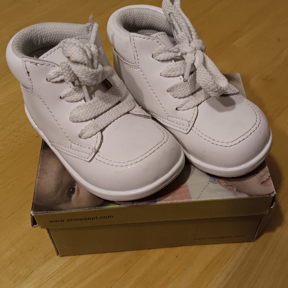 White Unisex Baby Shoes 5 EUC - Picture 2 of 5